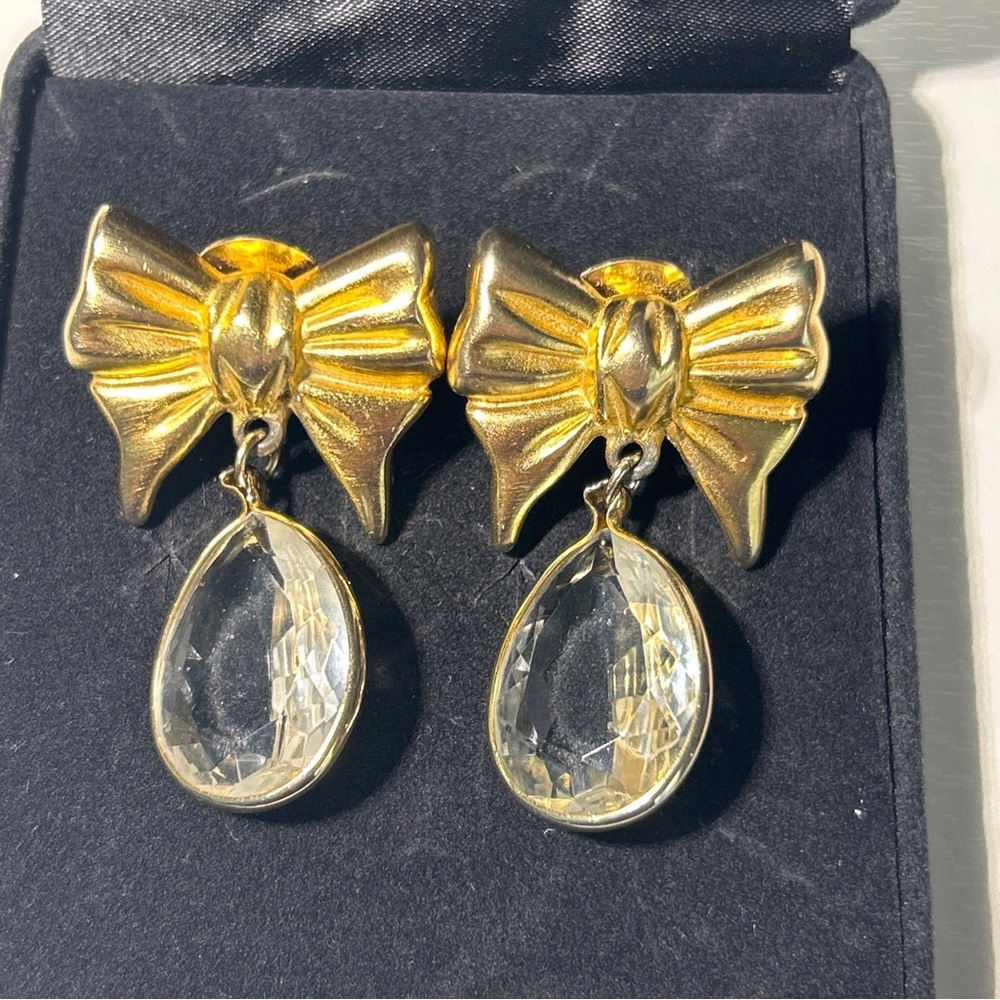 Vintage Jil Bari Gold Tone Bow With Dangling  Clear Rhinestones Clip Earrings - Picture 2 of 6